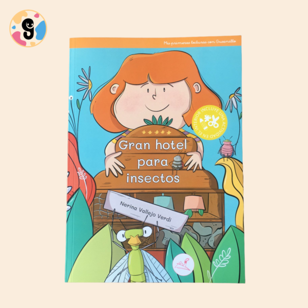 Julia construyendo un hotel para insectos en su jardín, ayudando a una pequeña amiga en apuros