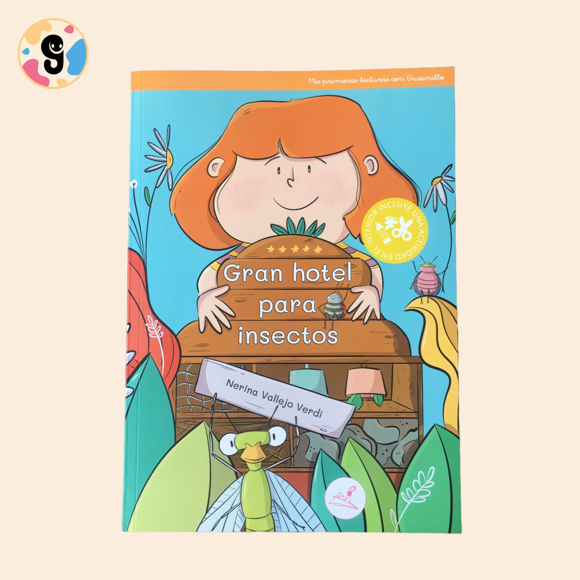Julia construyendo un hotel para insectos en su jardín, ayudando a una pequeña amiga en apuros