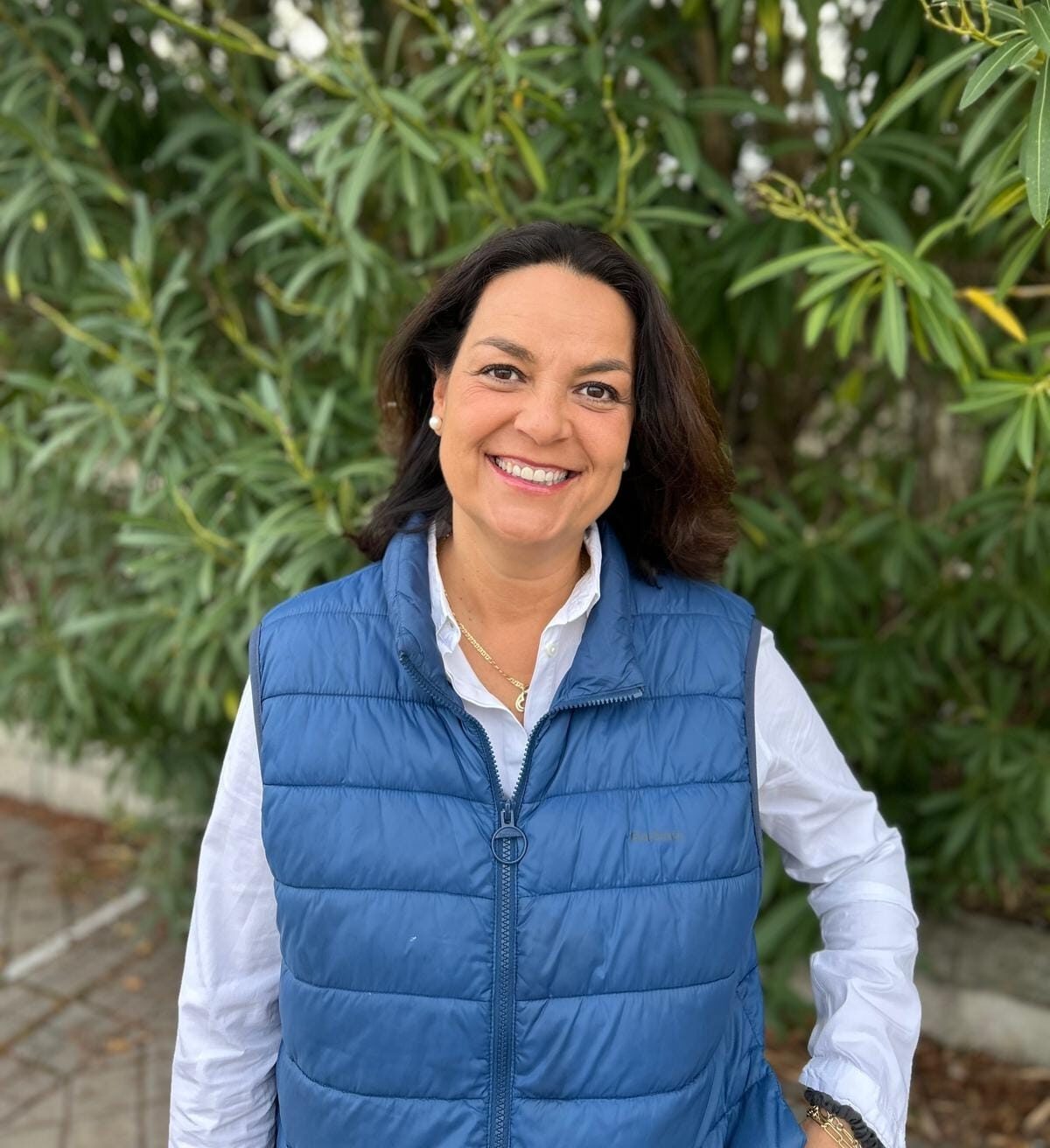 Sara Pérez, autora de La bruja Piluja se quiere peinar, en su entrevista sobre su proceso creativo y el trabajo con Editorial Gusanillo.