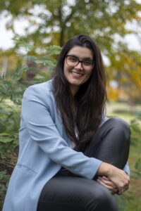 Ana Fernández, autora de Tica la Científica, con ilustraciones del libro.