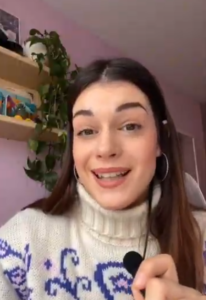 "Celia Veiga, escritora e ilustradora de 'Entre rías', compartiendo su proceso creativo y las inspiraciones detrás de su obra en una entrevista."
