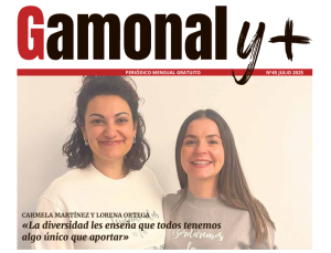Carmela Martínez y Lorena Ortega, autoras de Taburete, posan sentadas.