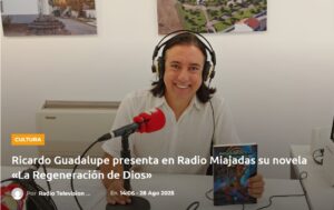 Ricardo Guadalupe durante su entrevista en Radio Miajadas, presentando su novela La Regeneración de Dios y hablando sobre el proceso creativo y los temas de su obra.