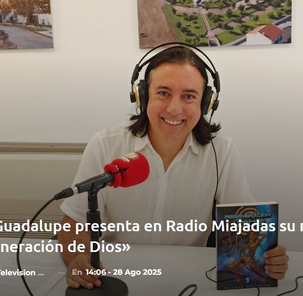 Ricardo Guadalupe durante su entrevista en Radio Miajadas, presentando su novela La Regeneración de Dios y hablando sobre el proceso creativo y los temas de su obra.