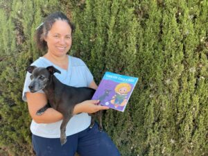 Cruz Box, autora del libro infantil Viaja con Coco y Kika, en una entrevista sobre literatura infantil, autismo y el vínculo entre niños y mascotas.