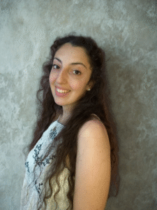Mónica Serna, autora e ilustradora de libros infantiles, posando sonriente con su obra ‘El sueño de Amber’