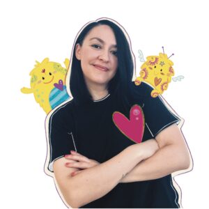 Marlene Monterrubio, autora e ilustradora de libros infantiles, sonriendo frente a un fondo creativo con ilustraciones coloridas de su primer cuento.
