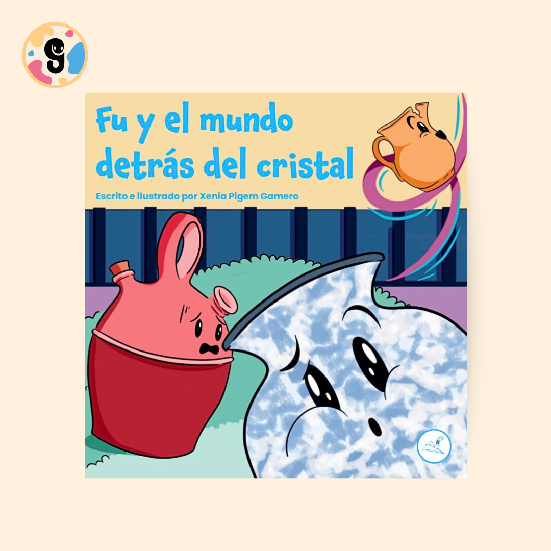 Portada del libro Fu y el mundo detrás del cristal, ilustrada por Xenia Pigem: un delicado jarrón de porcelana llamado Fu aparece dentro de una vitrina de cristal, observando con curiosidad y cierta timidez el mundo exterior, donde otros objetos cobran vida en un ambiente cálido y mágico; la escena transmite fragilidad, luz suave y un contraste entre seguridad y aventura.