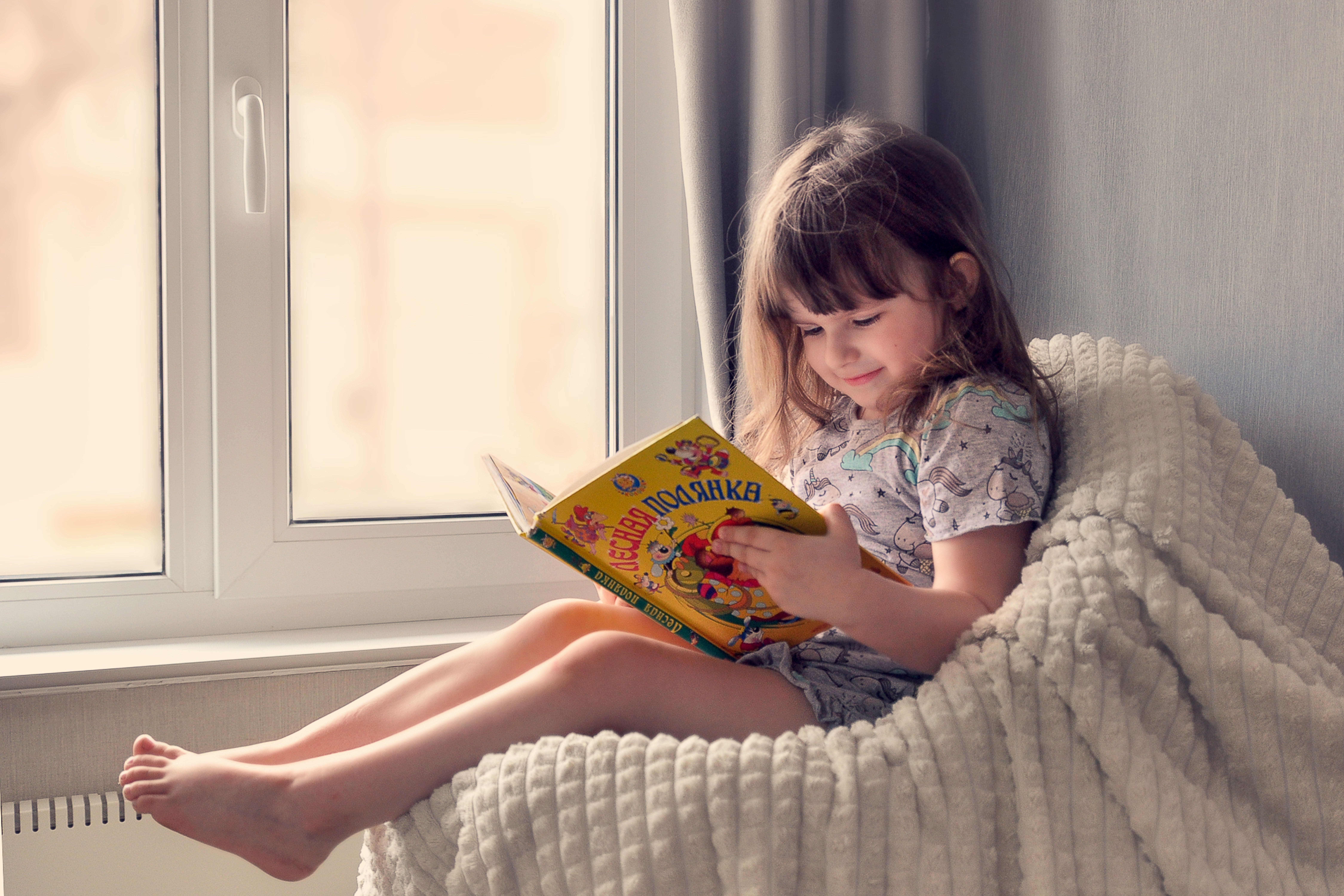 Leer cuentos antes de dormir con un niño antes de acostarse